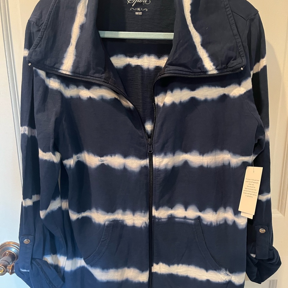 Women’s NWT zip up jacket/sweatshirt. Size XL.